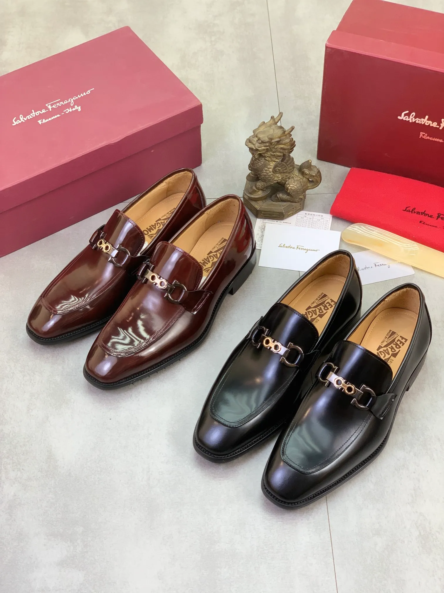 Men's Men's Shoes 💰P460💰[New Style] Water-dyed Niuli 🆘[Salvatore Ferragamo] Ferragamo's latest casual business leather shoes for men! Available at counters simultaneously! The fabric is made of specially imported original open-edge beaded calfskin, and the interior is made of imported water-dyed cowhide. It is absolutely luxurious and leads the fashion trend. Matching code: 38-47 black and burgundy optional